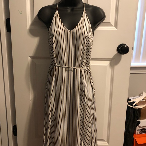 LOFT Dresses & Skirts - Beautiful black & white dress from the LOFT 🖤